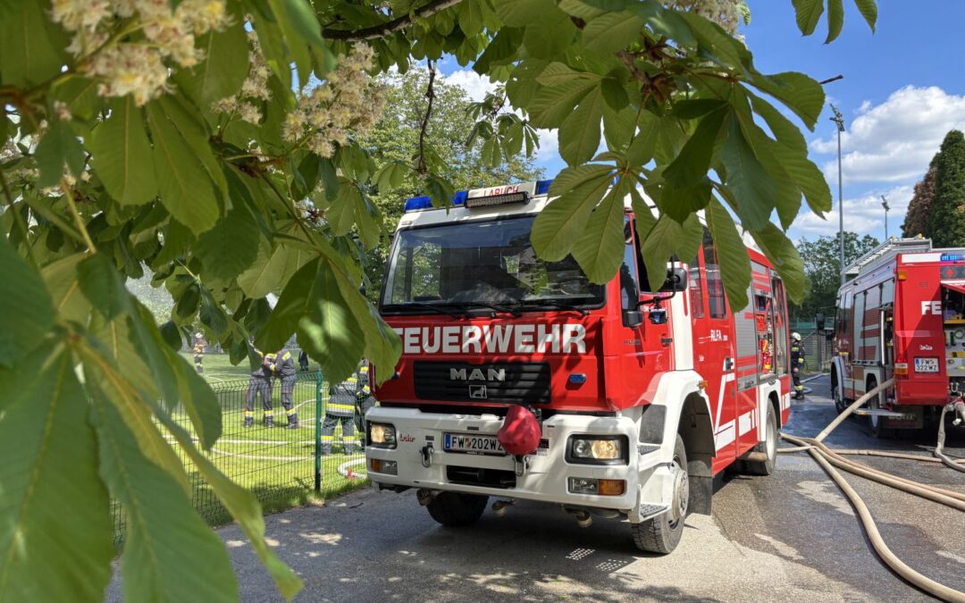 Mehrwerenübung – Dachstuhlbrand in der VS Flöcking