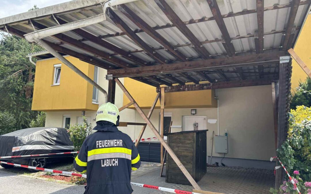 T03|Fahrzeug gegen Gebäude